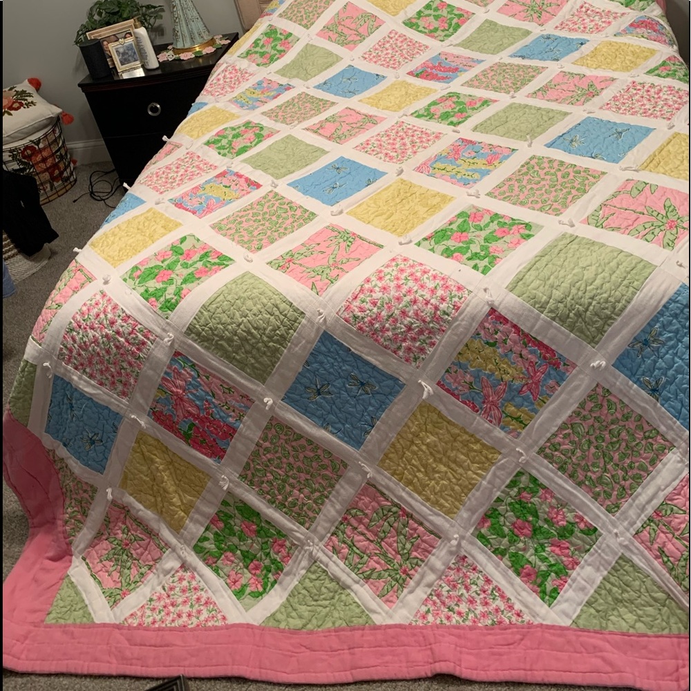 VINTAGE Lilly Pulitzer King Quilt 106x87 Medium Weight Excellent Condition
